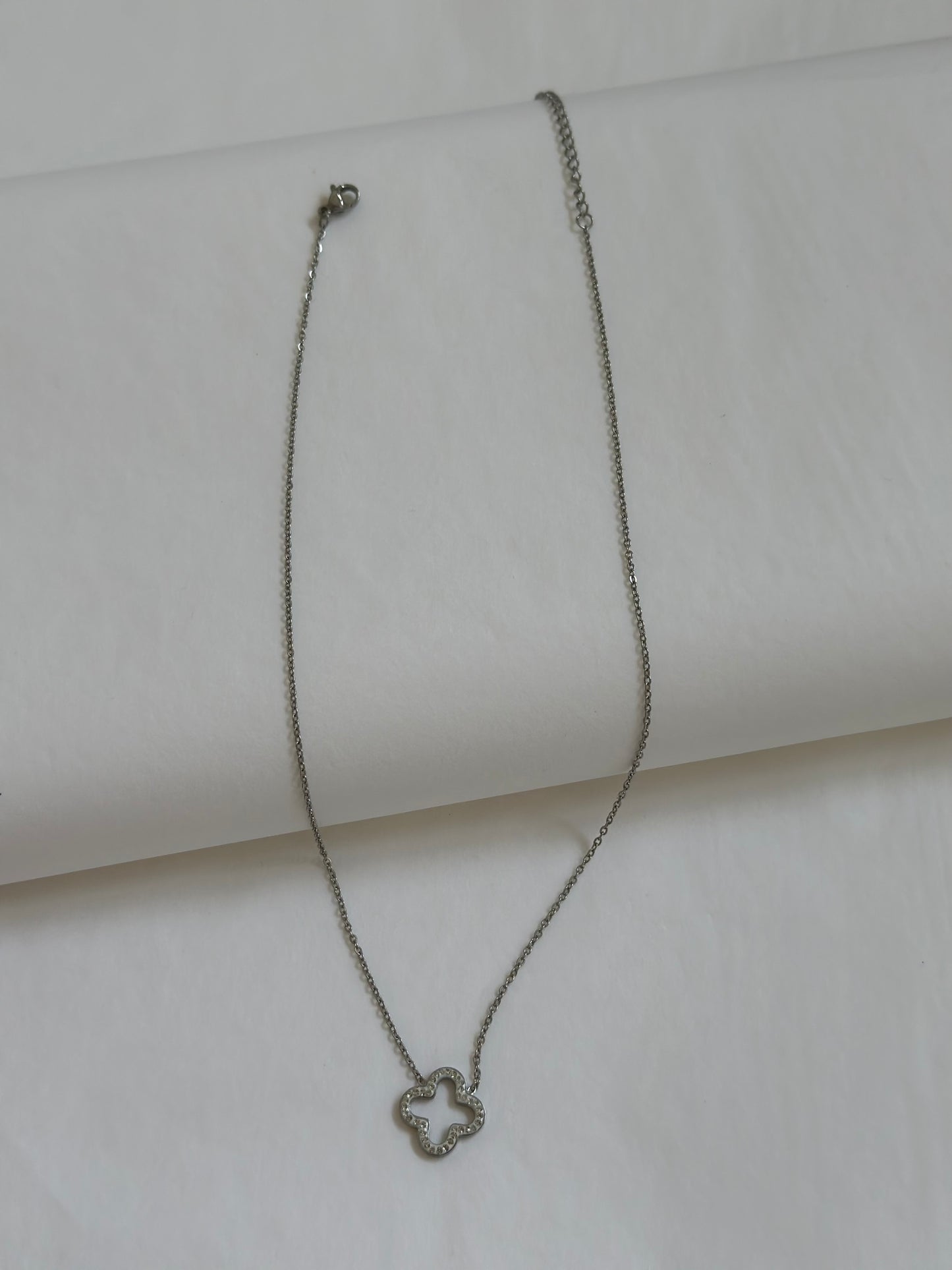 COLLIER ALII
