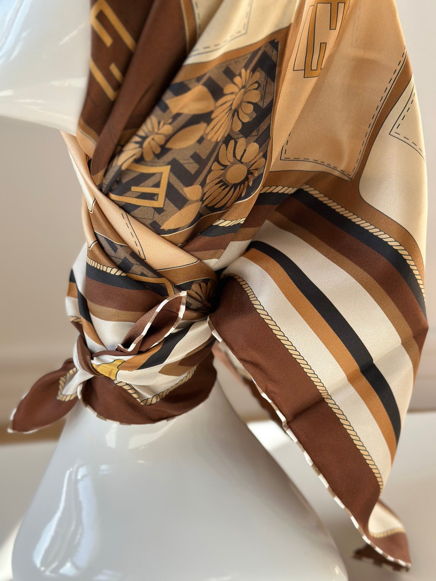 CARRÉ 90 FASHION MARRON