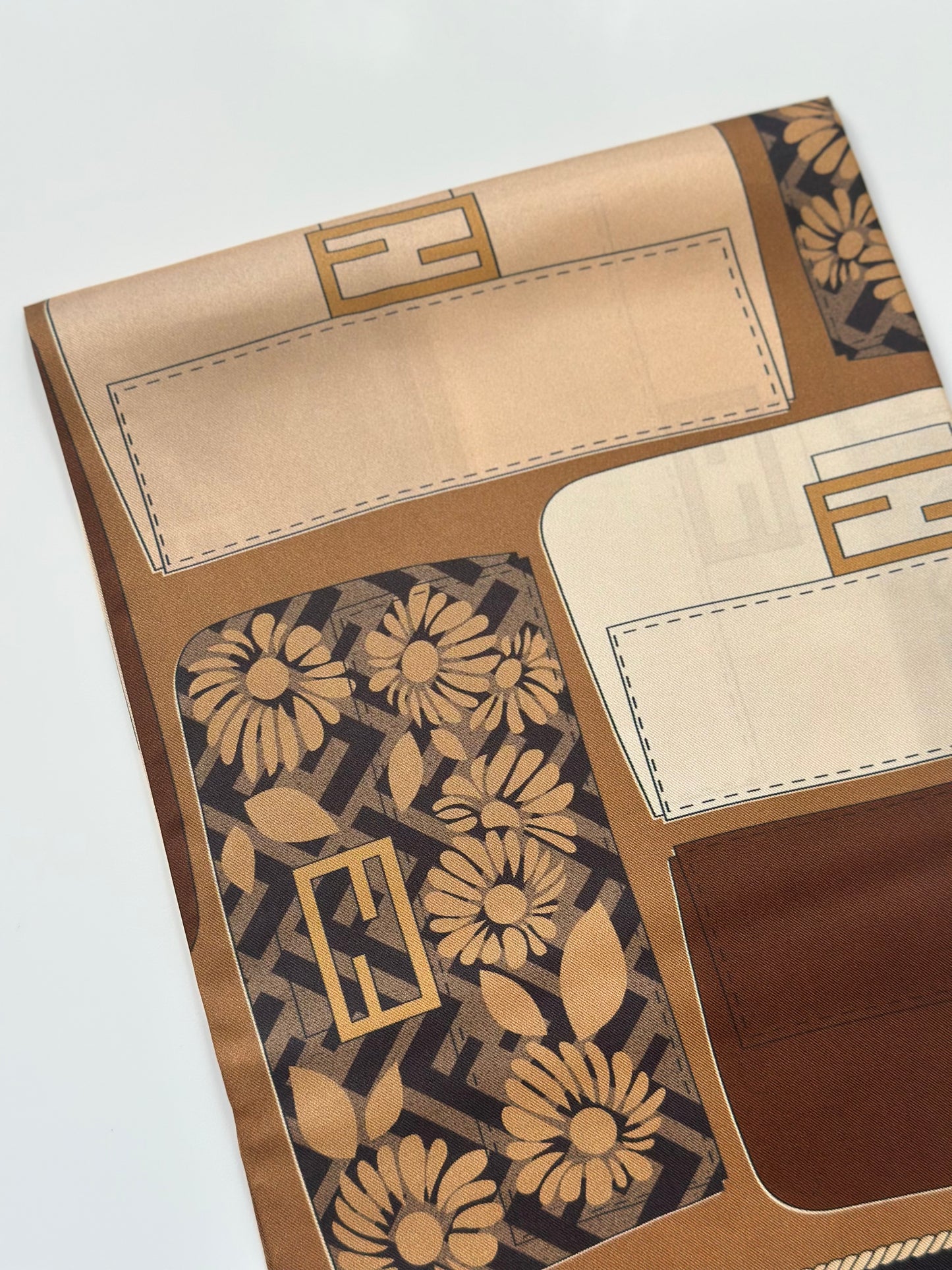 CARRÉ 90 FASHION MARRON