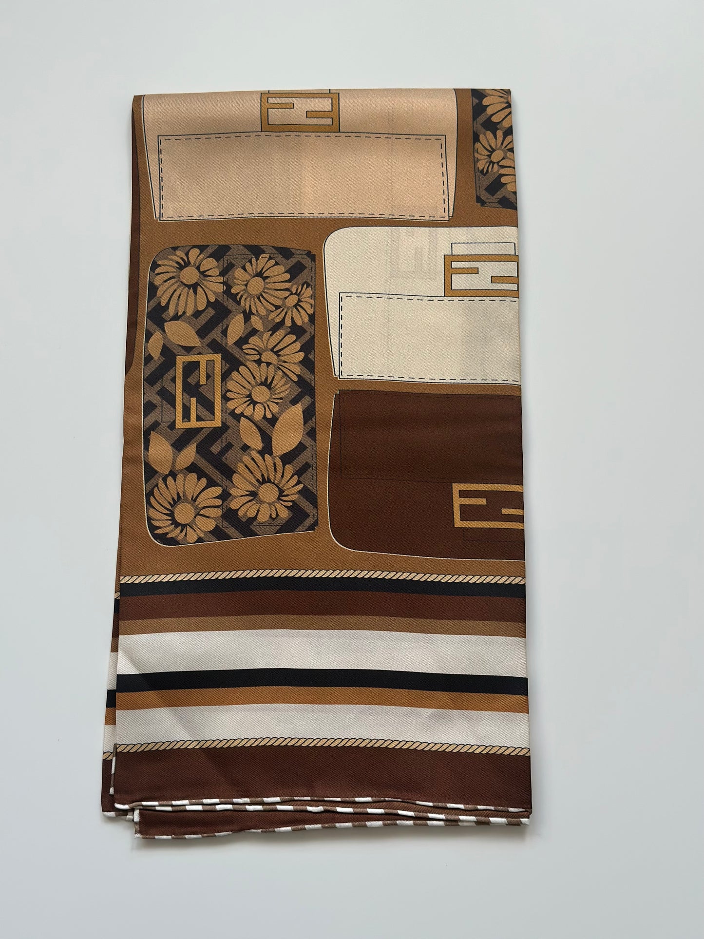 CARRÉ 90 FASHION MARRON