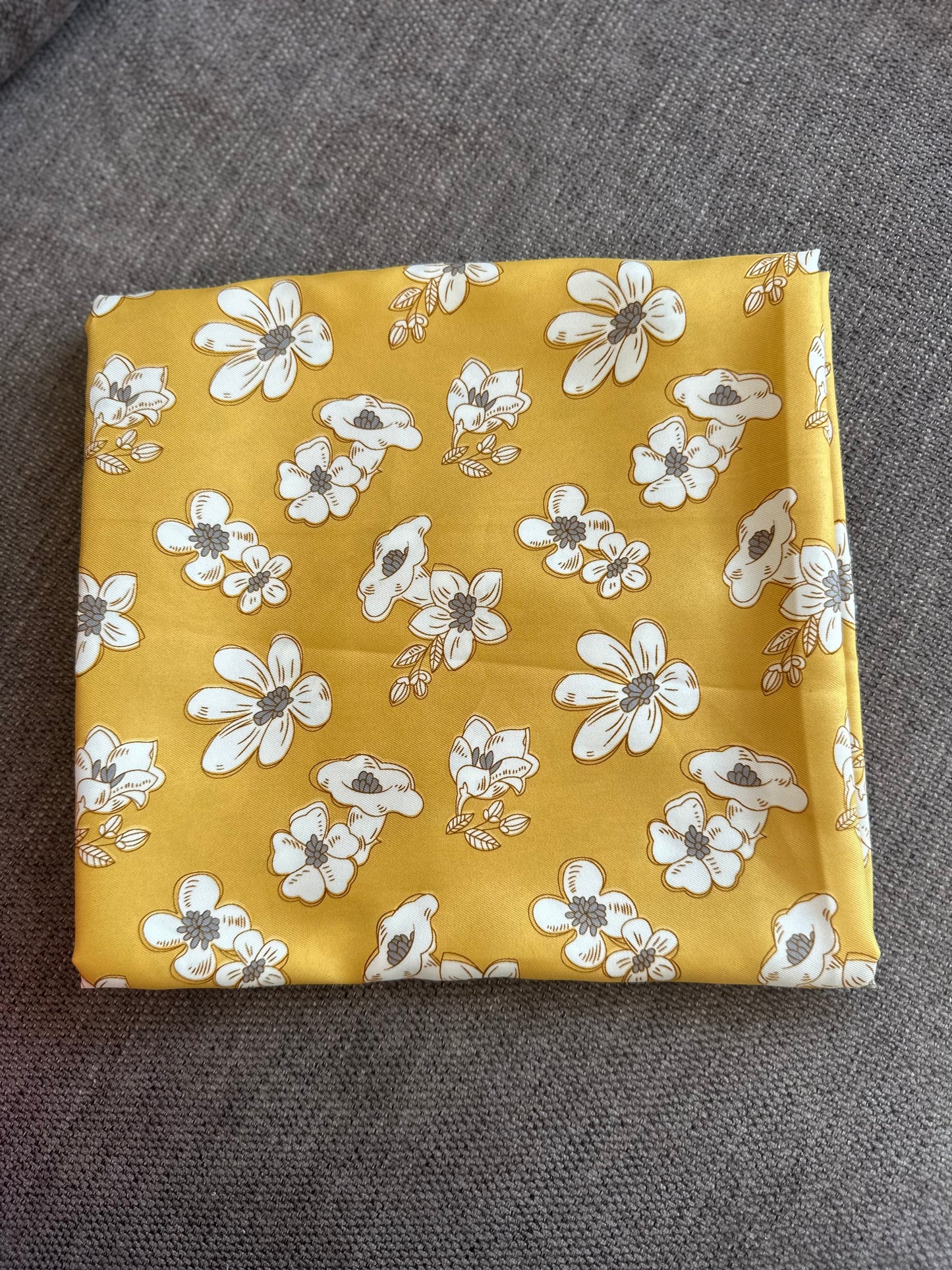 CARRÉ 90 FLEURS JAUNES