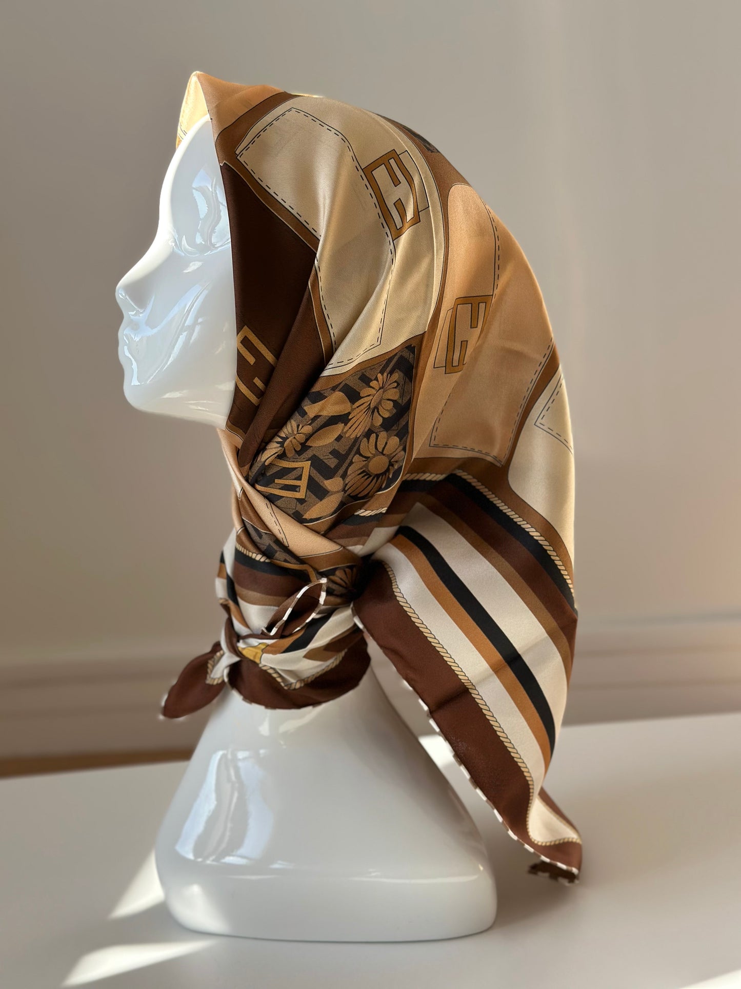 CARRÉ 90 FASHION MARRON