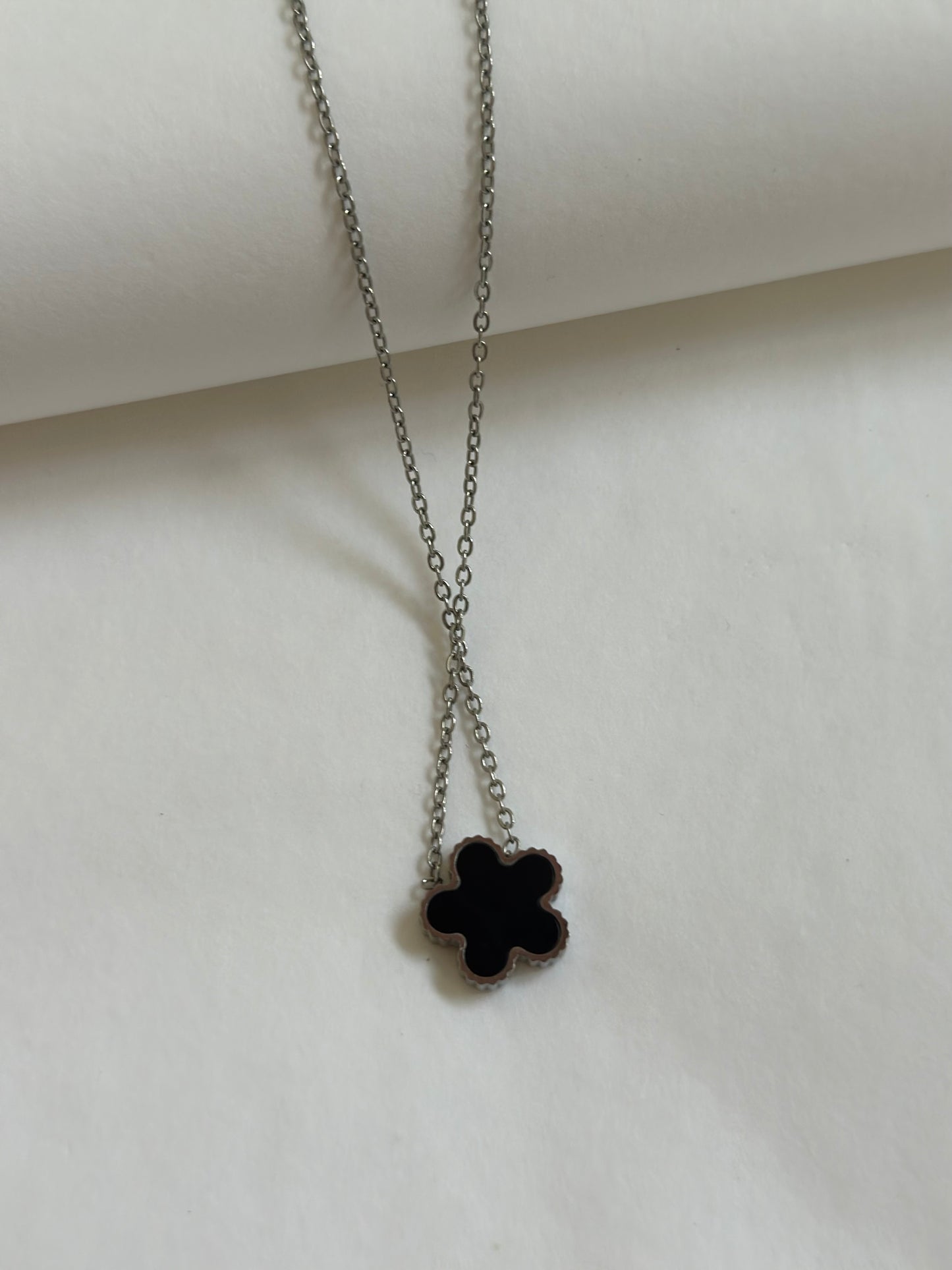 COLLIER BLANC-NOIR