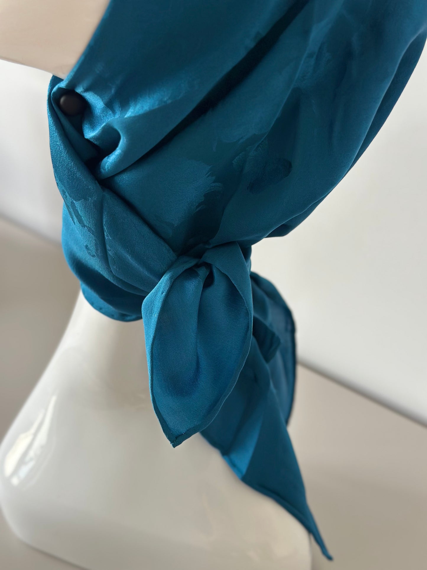 CARRÉ 90 LUXE BLEU ROI